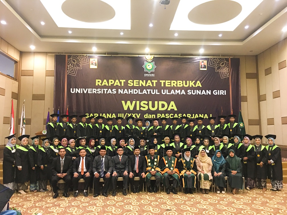 Perfotoan Bersama Wisudawan dan Dosen