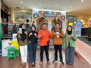 Meriahkan PMB Gelombang Satu, Prodi Hukum Ekonomi Syariah Gelar Bagi Takjil di KDS Swalayan
