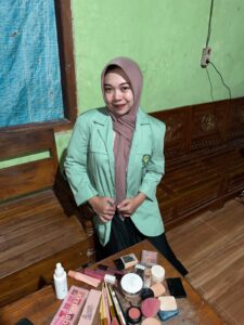 Dari Hobi Jadi Profesi: Meniti Kemandirian Sejak Bangku Kuliah, Mahasiswi Ini Tekuni Profesi MUA