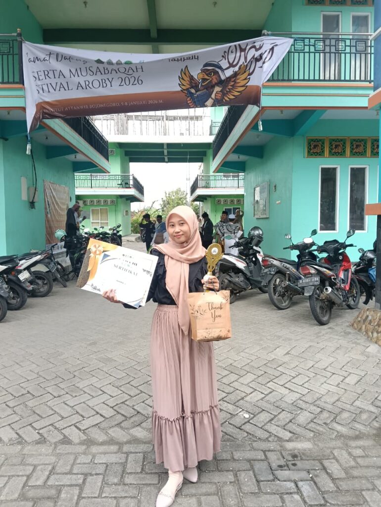 Mahasiswi HES UNUGIRI Raih Juara 3 Lomba Esai Festival Aroby At Tanwir 2026
