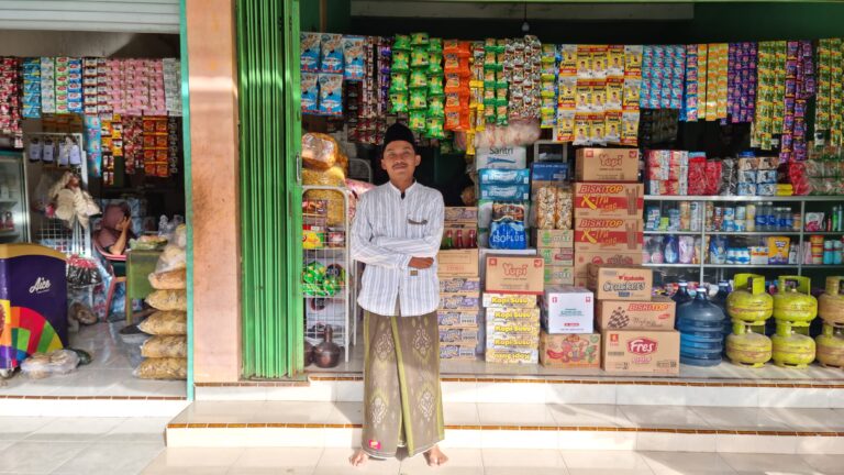 Mahasiswa HES UNUGIRI Jalani Peran Ganda, Kuliah Sambil Mengelola Toko Kelontong Keluarga