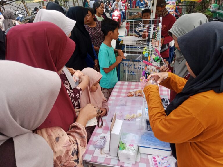 Bulan Ramadan Jadi Kesempatan, Mahasiswa HES Tunjukkan Kreativitas Berwirausaha