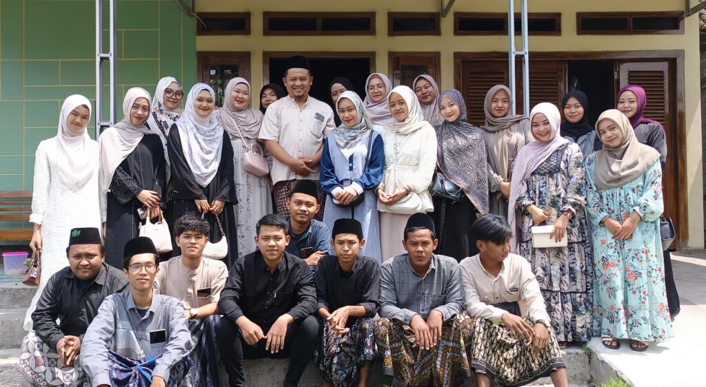 Hangatnya Silaturahmi Lebaran, Mahasiswa HES UNUGIRI Gelar Halal Bihalal ke Kediaman Dosen