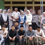 Hangatnya Silaturahmi Lebaran, Mahasiswa HES UNUGIRI Gelar Halal Bihalal ke Kediaman Dosen