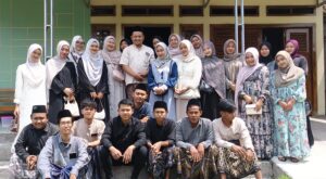 Hangatnya Silaturahmi Lebaran, Mahasiswa HES UNUGIRI Gelar Halal Bihalal ke Kediaman Dosen